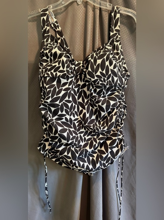 Lands' End Other - Lands End Women’s Tankini Top, B&W Petal Pattern w/Side String Ruching; Size 8D